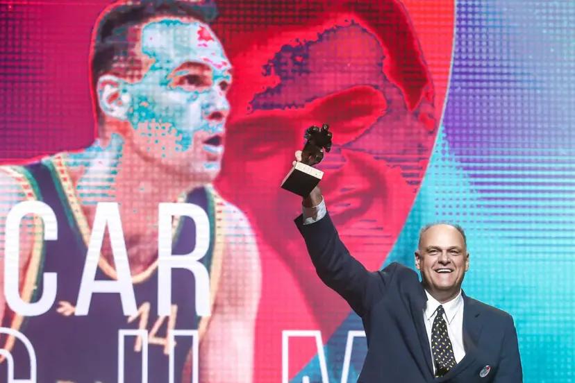 COB homenageou Oscar Schmidt em vida, celebrando seu legado para o esporte olímpico 
