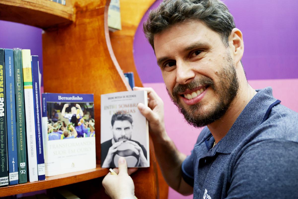 Bruninho lança sua biografia nos Jogos da Juventude CAIXA Brasília 2025