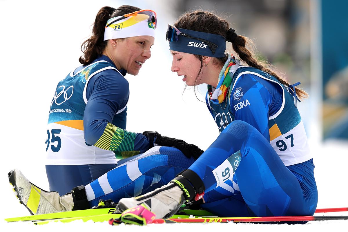 Em demonstração de espírito olímpico, Bruna Moura cumprimenta todas as atletas que cruzam a linha de chegada