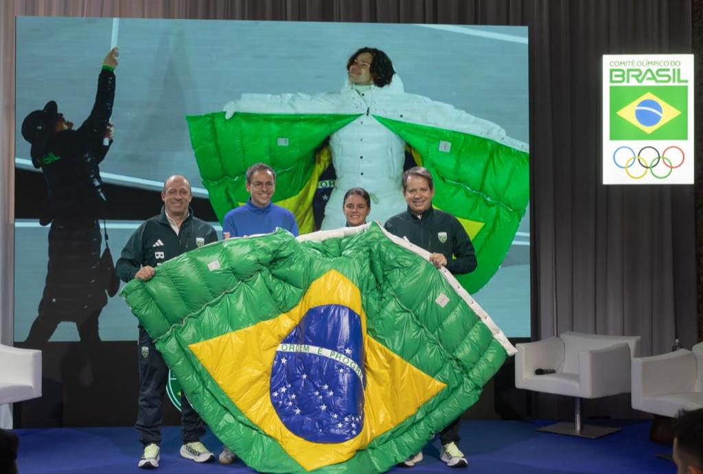 Uniforme icônico do Brasil na Cerimônia de Abertura de Milão-Cortina 2026 é doado pelo COB ao Museu Olímpico do COI 