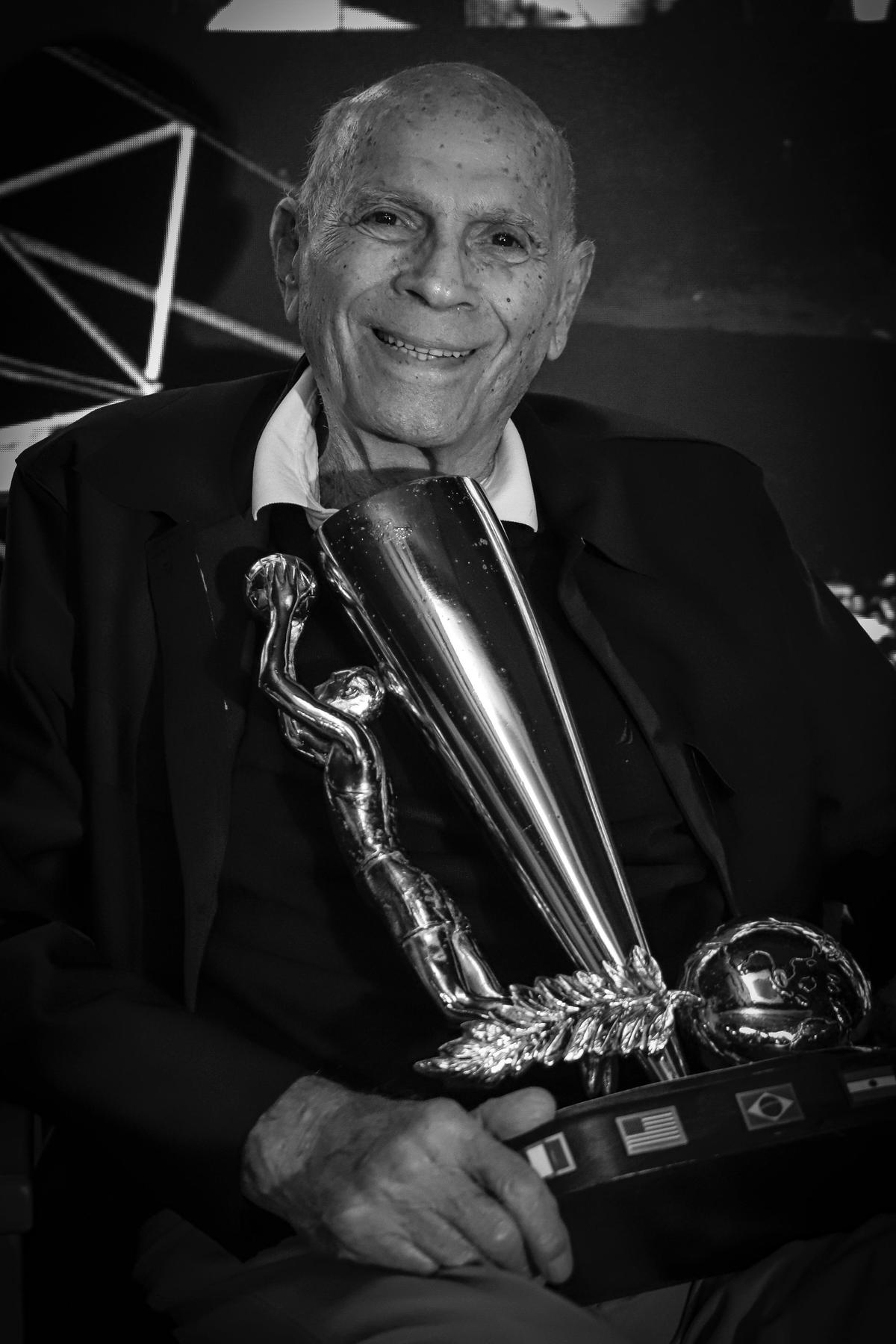 Amaury Pasos com o troféu do Mundial de 1963. Foto: Beto Miller/CBB