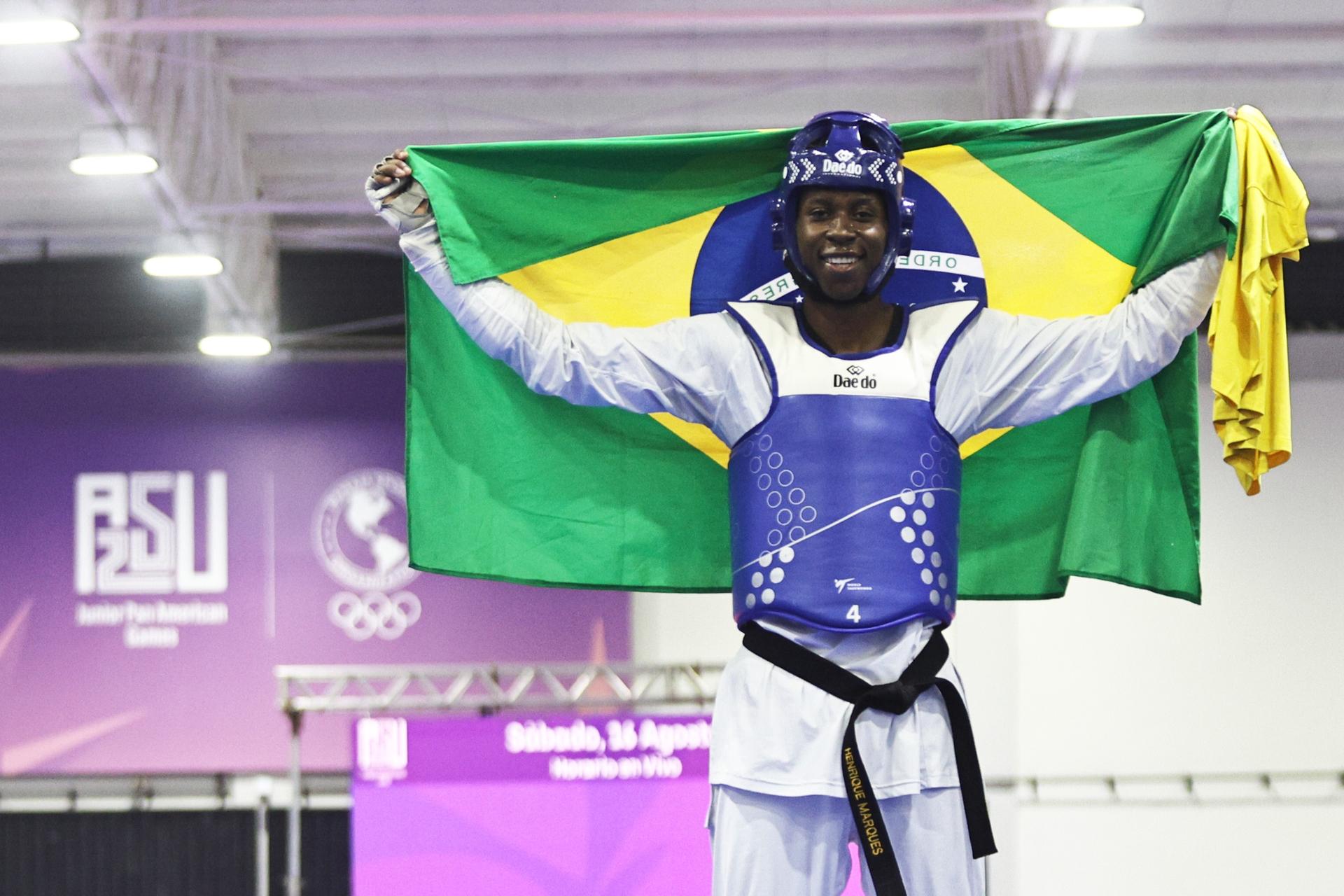 Foto: Ana Patricia/COB 2025.08.16 - Jogos Pan-Americanos Júnior Assunção 2025 - Taekwondo masculino Kyoruhui menos 80kg - O atleta Henrique Marques do Time Brasil vence o atleta da Colombia e conquista a medalha de ouro. Foto: Ana Patricia/COB.