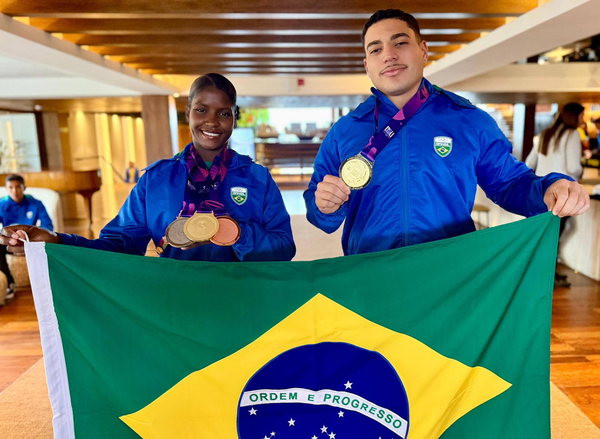 Lorrane Santos e Matheus Pessanha serão os porta-bandeiras do Brasil na cerimônia de encerramento de Assunção 2025. Foto: Marina Ziehe/COB